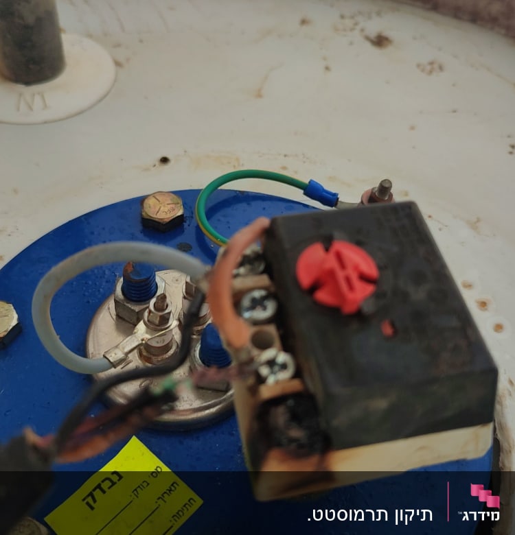 חלקים חשמליים של דוד שמש עם חוטים וברגים